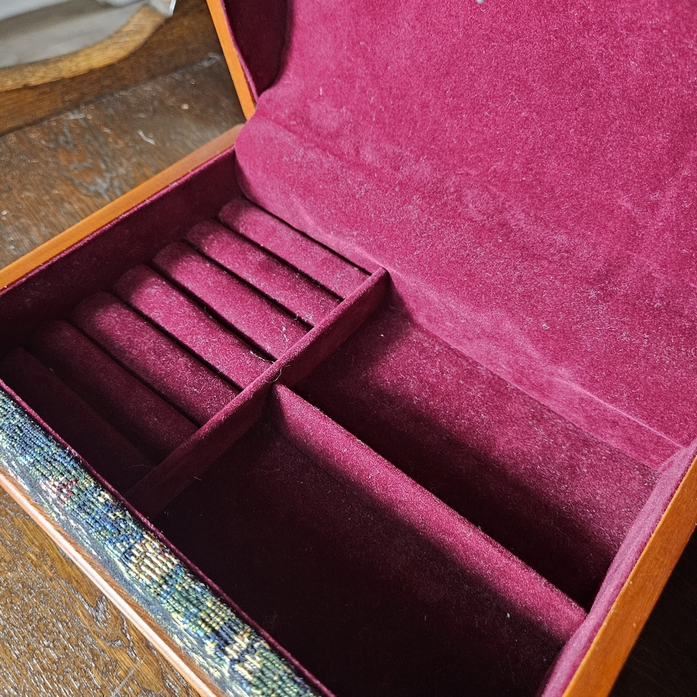 Beautiful Vintage Cross Stitch Floral Wood Tassel Jewlery Box. - Picture 9 of 14